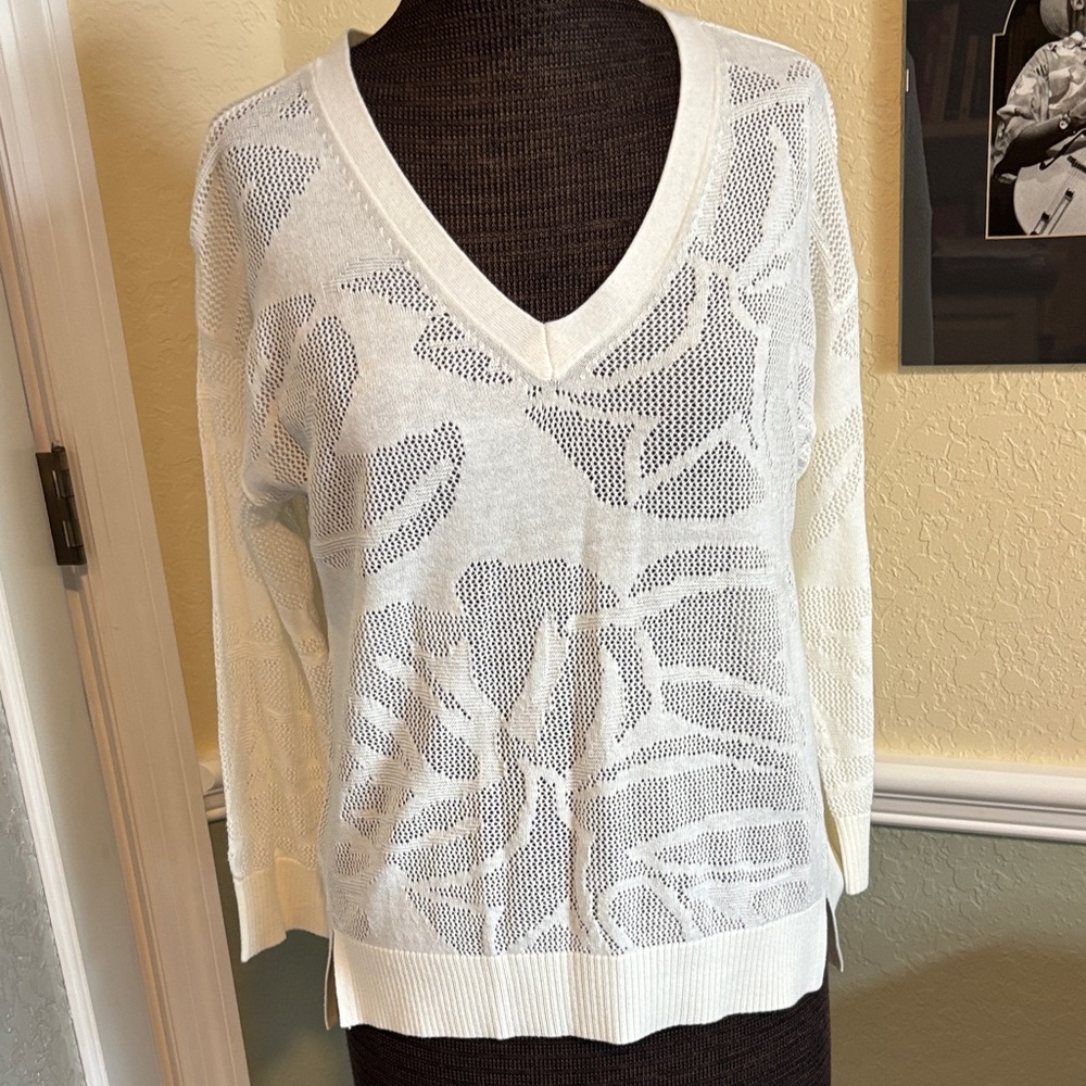 WHBM outlet White V-Neck Lightweight Floral Knit Sweater. NWT M